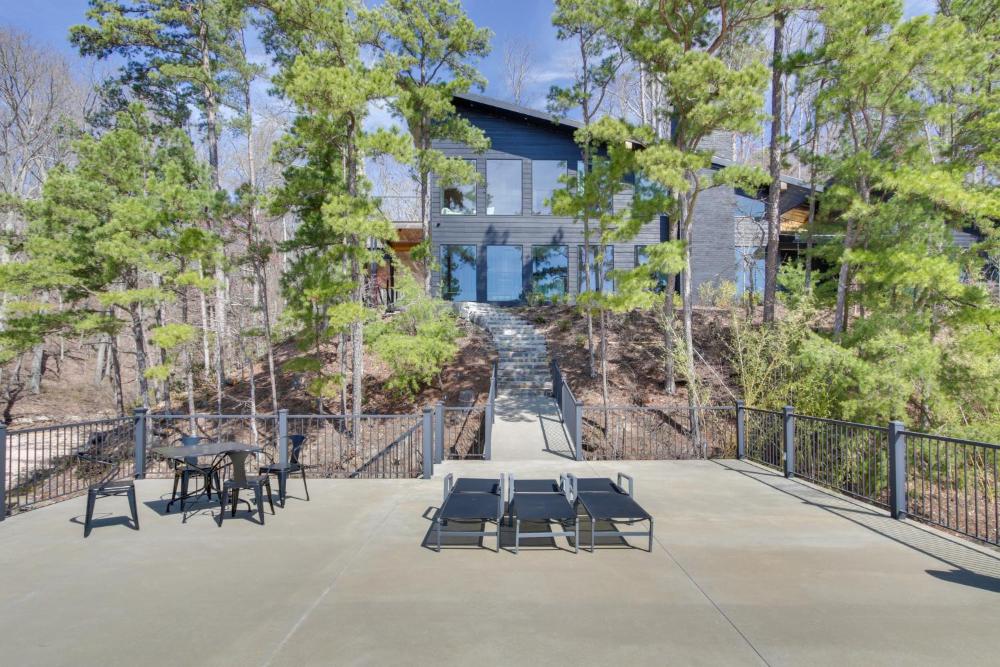Private Dock and River Views Modern Gem in Waterloo